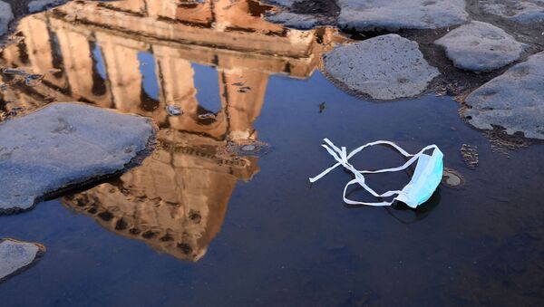 Una mascarilla en Roma (Italia) - Sputnik Mundo