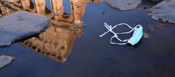 Una mascarilla en Roma (Italia) - Sputnik Mundo