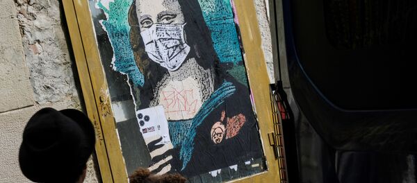 Un grafiti de Mona Lisa con una mascarilla en Barcelona - Sputnik Mundo