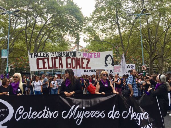 Integrantes del colectivo 'Mujeres de Negro' durante la marcha del 8M en Montevideo, Uruguay - Sputnik Mundo