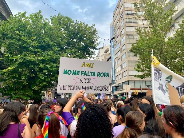Mujeres sostienen una pancarta durante la marcha del 8M en Montevideo, Uruguay - Sputnik Mundo