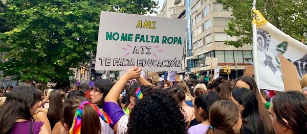 Mujeres sostienen una pancarta durante la marcha del 8M en Montevideo, Uruguay - Sputnik Mundo