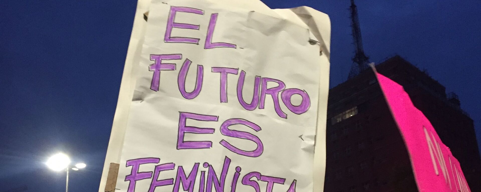 Una mujer sosteniendo una pancarta durante la marcha del 8M en Montevideo, Uruguay - Sputnik Mundo, 1920, 08.03.2022