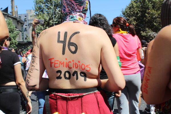 Una joven con la cifra de feminicidios cometidos en 2019 en Chile - Sputnik Mundo