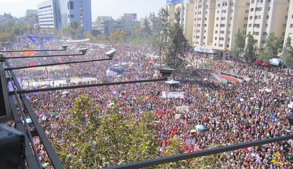 Vista desde arriba de la 'Plaza de la Dignidad' durante el 8M en Santiago de Chile - Sputnik Mundo