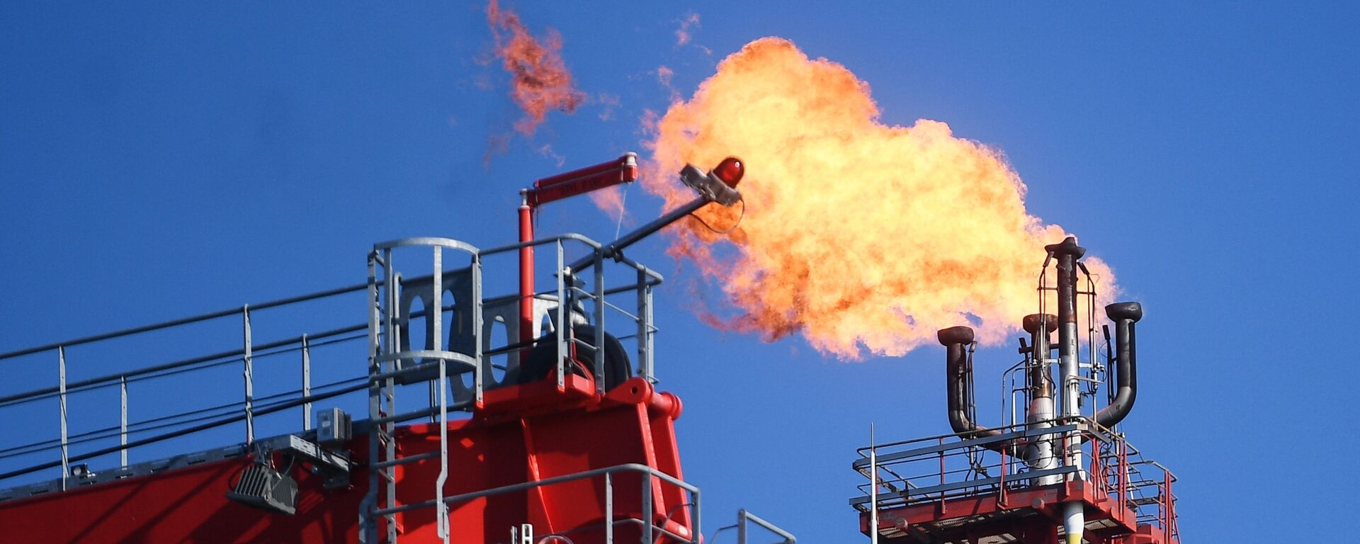 Una antorcha en una plataforma instalada en un yacimiento petrolero - Sputnik Mundo, 1920, 31.05.2022