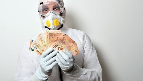 Una persona sostiene billetes de 50 euros (imagen referencial) - Sputnik Mundo