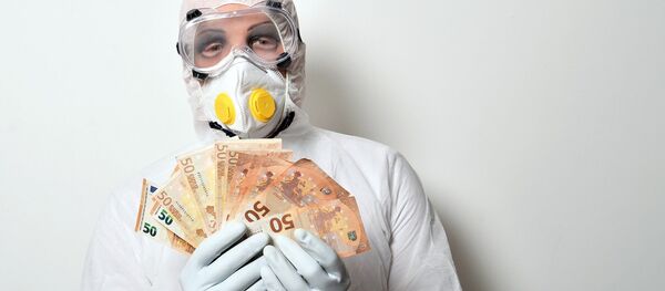 Una persona sostiene billetes de 50 euros (imagen referencial) - Sputnik Mundo