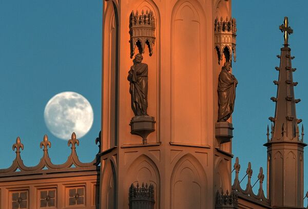 La primera superluna de marzo impresiona al mundo
 - Sputnik Mundo