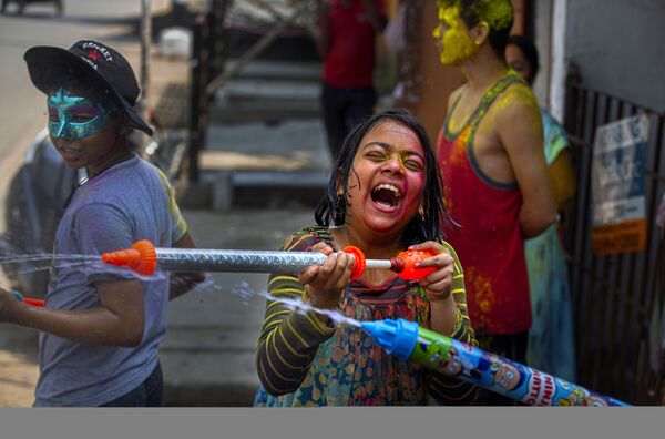 Los espectaculares colores de Holi, el festival hindú de primavera  - Sputnik Mundo