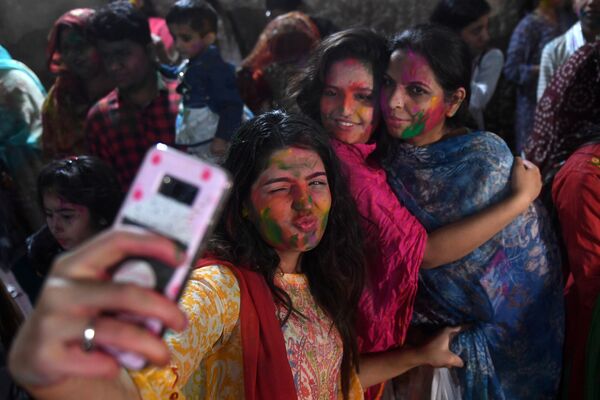 Los espectaculares colores de Holi, el festival hindú de primavera  - Sputnik Mundo