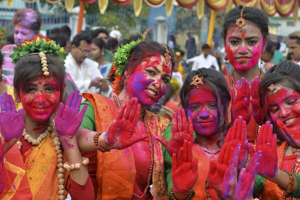 Los espectaculares colores de Holi, el festival hindú de primavera  - Sputnik Mundo