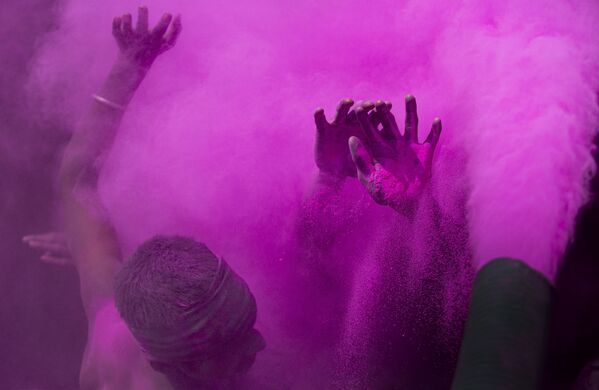 Los espectaculares colores de Holi, el festival hindú de primavera  - Sputnik Mundo