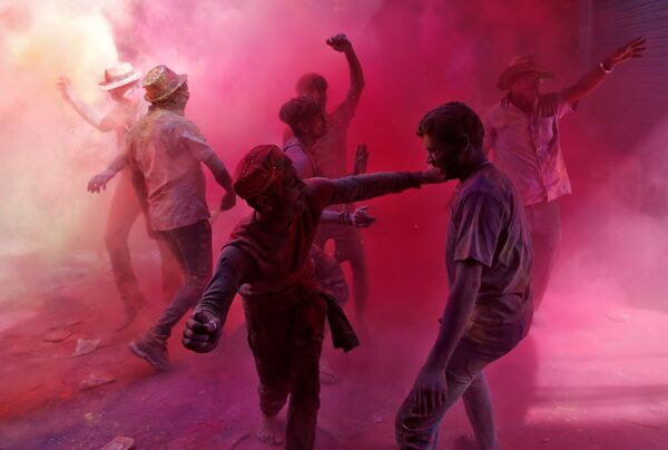 Los espectaculares colores de Holi, el festival hindú de primavera  - Sputnik Mundo