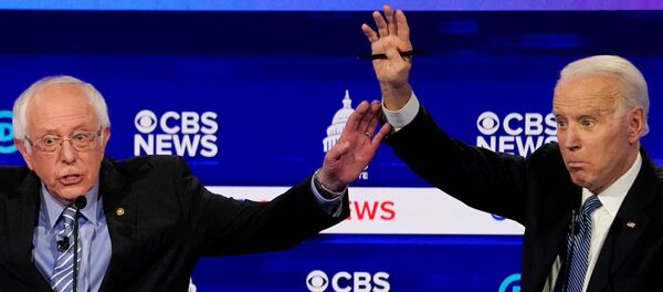 Joe Biden y Bernie Sanders durante el debate presidencial - Sputnik Mundo