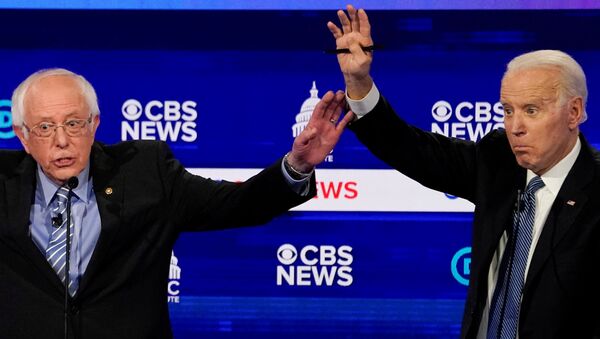 Joe Biden y Bernie Sanders durante el debate presidencial - Sputnik Mundo