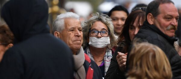 Una mujer en máscara protectora, Madrid - Sputnik Mundo