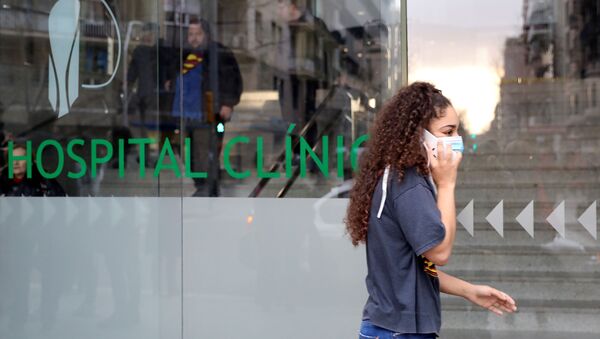 Una chica en mascarilla - Sputnik Mundo