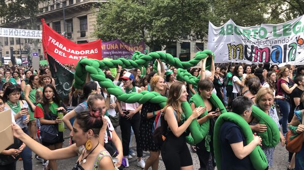 Mujeres manifestándose por el aborto legal en Buenos Aires, Argentina - Sputnik Mundo