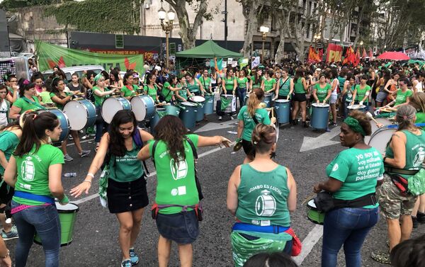 Mujeres manifestándose en una marcha hacia el Congreso de la Nación en Buenos Aires, Argentina - Sputnik Mundo