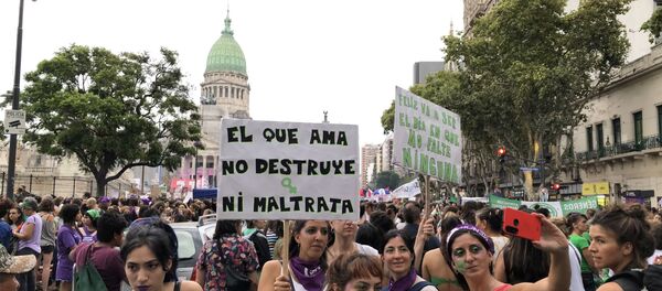 Mujeres manifestándose frente al Congreso de la Nación en Buenos Aires, Argentina - Sputnik Mundo