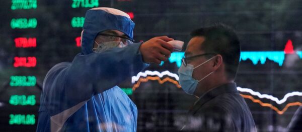 Revisión de una persona para detectar si tiene coronavirus cerca de la Bolsa en Shanghái, China - Sputnik Mundo