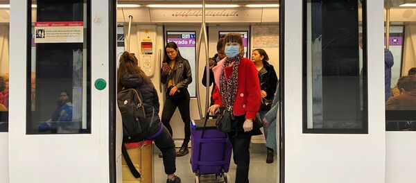 Una mujer con mascarilla en el metro de Barcelona - Sputnik Mundo