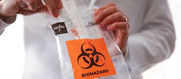 Un médico con una prueba para detectar el coronavirus - Sputnik Mundo