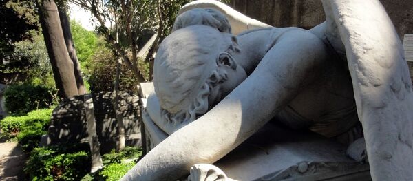 Escultura de un ángel en un cementerio - Sputnik Mundo