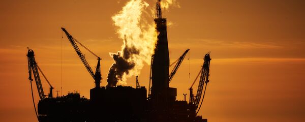 Una plataforma de extracción de petróleo en el mar - Sputnik Mundo