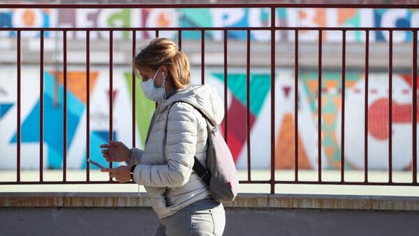 Una mujer con mascarilla en Madrid - Sputnik Mundo