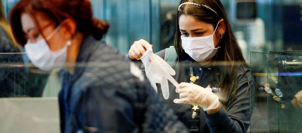 El personal del aeropuerto El Dorado en Bofotá con medidas de protección El personal del aeropuerto El Dorado en Bofotá con medidas de protección - Sputnik Mundo