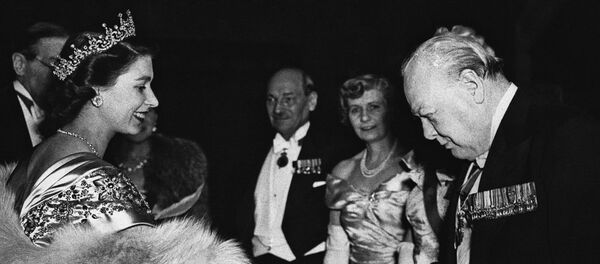 La princesa Isabel con Winston Churchill La princesa Isabel con Winston Churchill - Sputnik Mundo