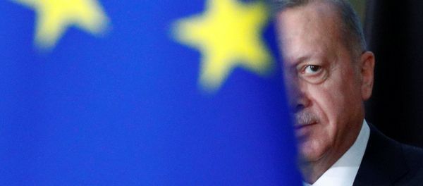 Recep Tayyip Erdogan, el presidente de Turquía, y la bandera de la UE - Sputnik Mundo