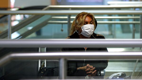 Una mujer en mascarilla - Sputnik Mundo