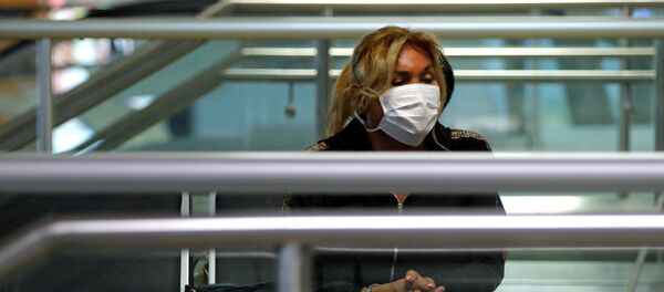 Una mujer en mascarilla - Sputnik Mundo