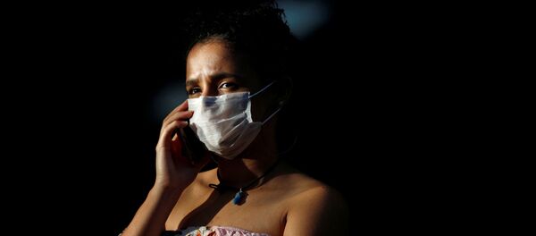 Una mujer con mascarilla en Brasilia  - Sputnik Mundo