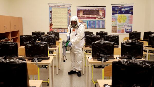 Desinfectación de clases por el coronavirus - Sputnik Mundo