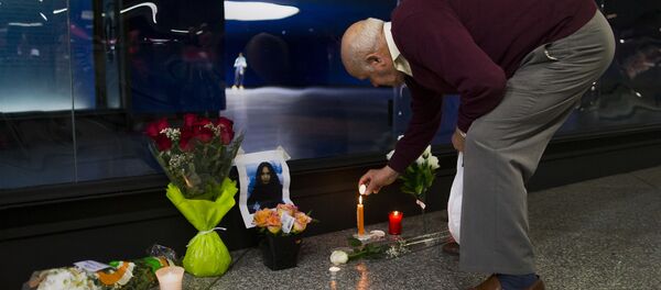 Un hombre enciende una vela para conmemorar a una de las víctimas del atentado del 11-M - Sputnik Mundo