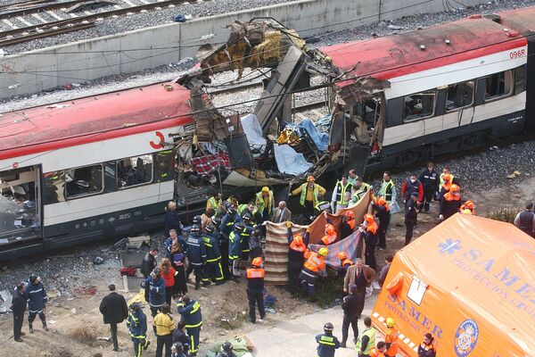 Uno de los trenes de Atocha tras la explosión - Sputnik Mundo