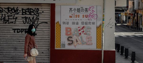 Viandante con mascarilla en el barrio de Usera (Madrid) - Sputnik Mundo