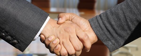 Apretón de manos (imagen referencial) - Sputnik Mundo