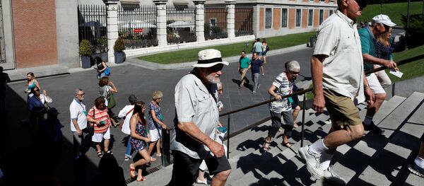 Turistas cerca del Museo de Prado en Madrid - Sputnik Mundo