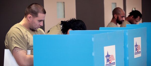 Un prisionero estadounidense votando en una cárcel - Sputnik Mundo
