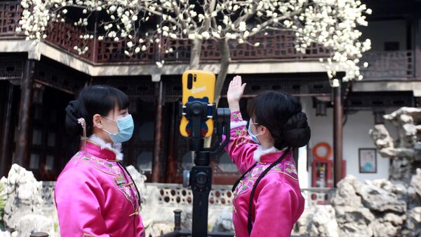 Unas chicas en mascarillas - Sputnik Mundo