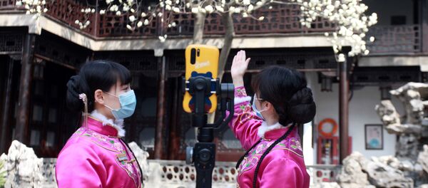 Unas chicas en mascarillas - Sputnik Mundo