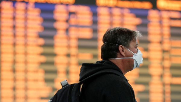 Un turista en mascarilla Un turista en mascarilla - Sputnik Mundo