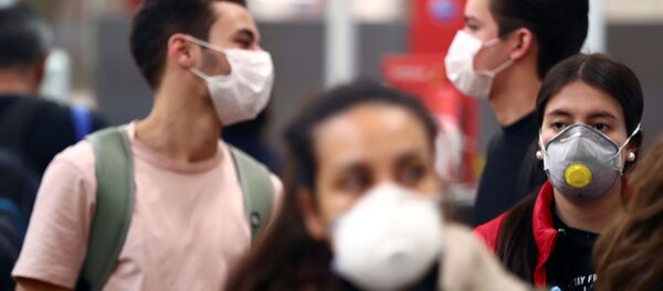 Unos jóvenes con mascarillas durante el brote de coronavirus en España - Sputnik Mundo