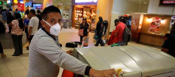 Un hombre en mascarilla en Perú - Sputnik Mundo