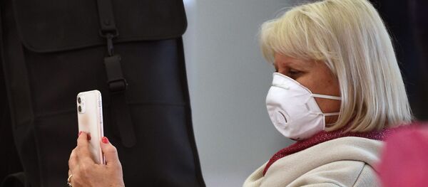 Una mujer en mascarilla Una mujer en mascarilla - Sputnik Mundo